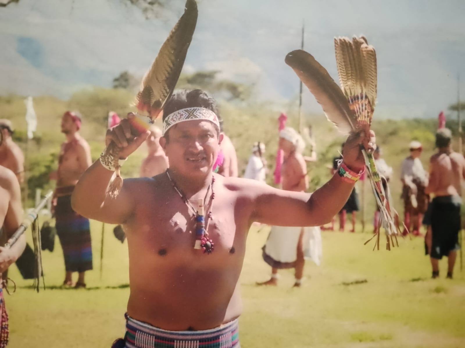 Taita Hernán with an elder of the circle